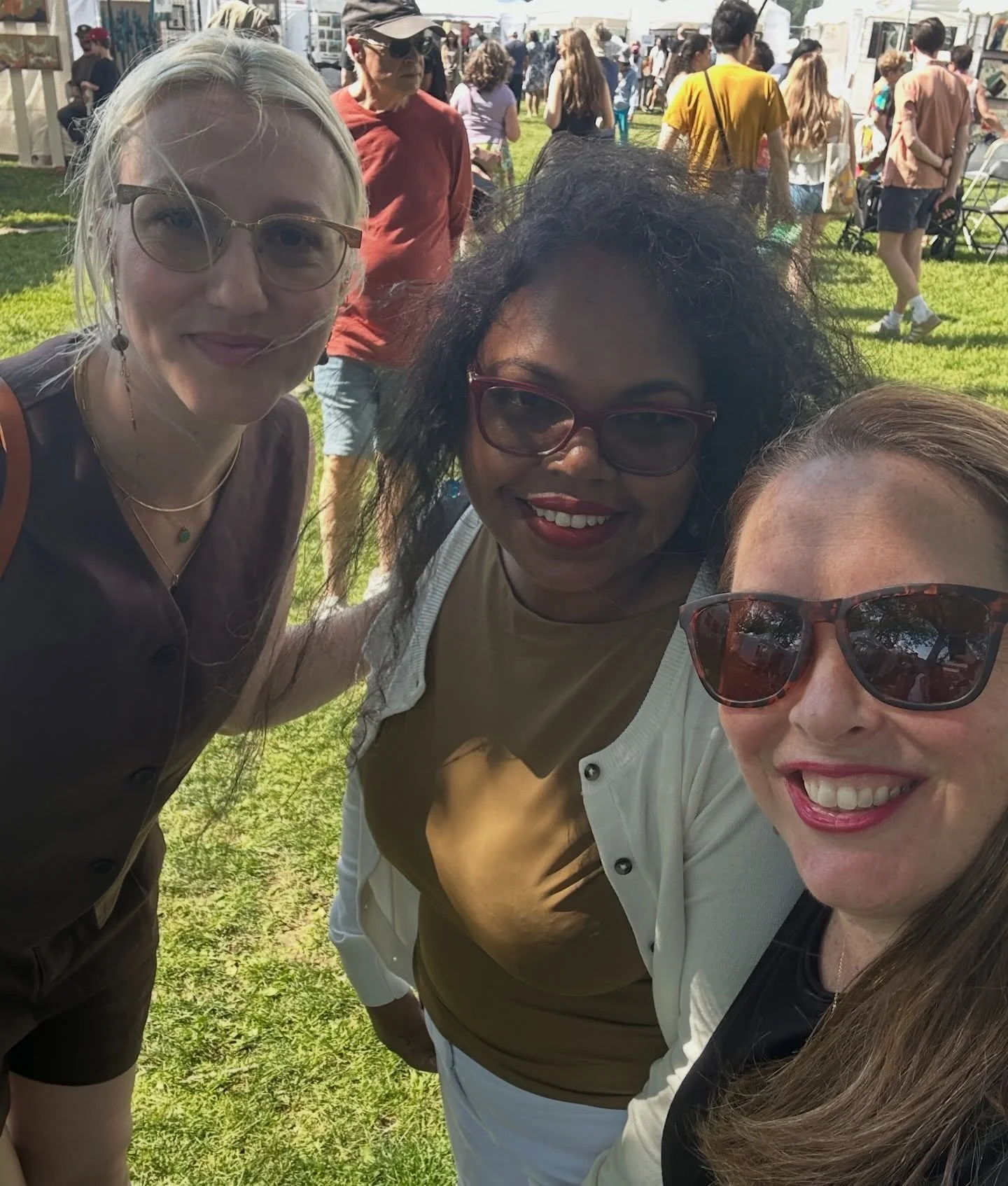 ☀️ what a fabulous afternoon spent at the Riverdale Art  Show in Jimmy Simpson Park. So many incredible artists there to check out. So be sure to drop by and support them all.
I had a pleasure of judging the show today with. @jjartadvisor and Nadia .