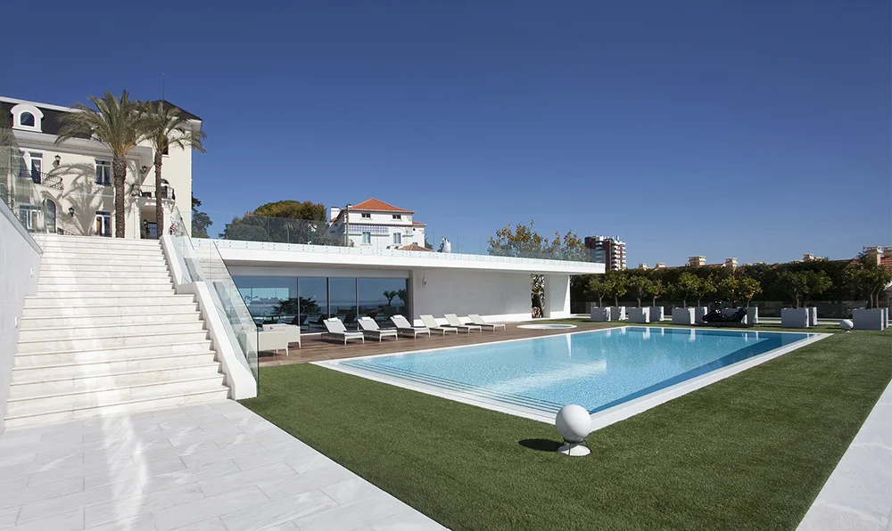 HABITAÇÃO E ESPAÇOS EXTERIORES DE PALACETE NO ESTORIL, CASCAIS