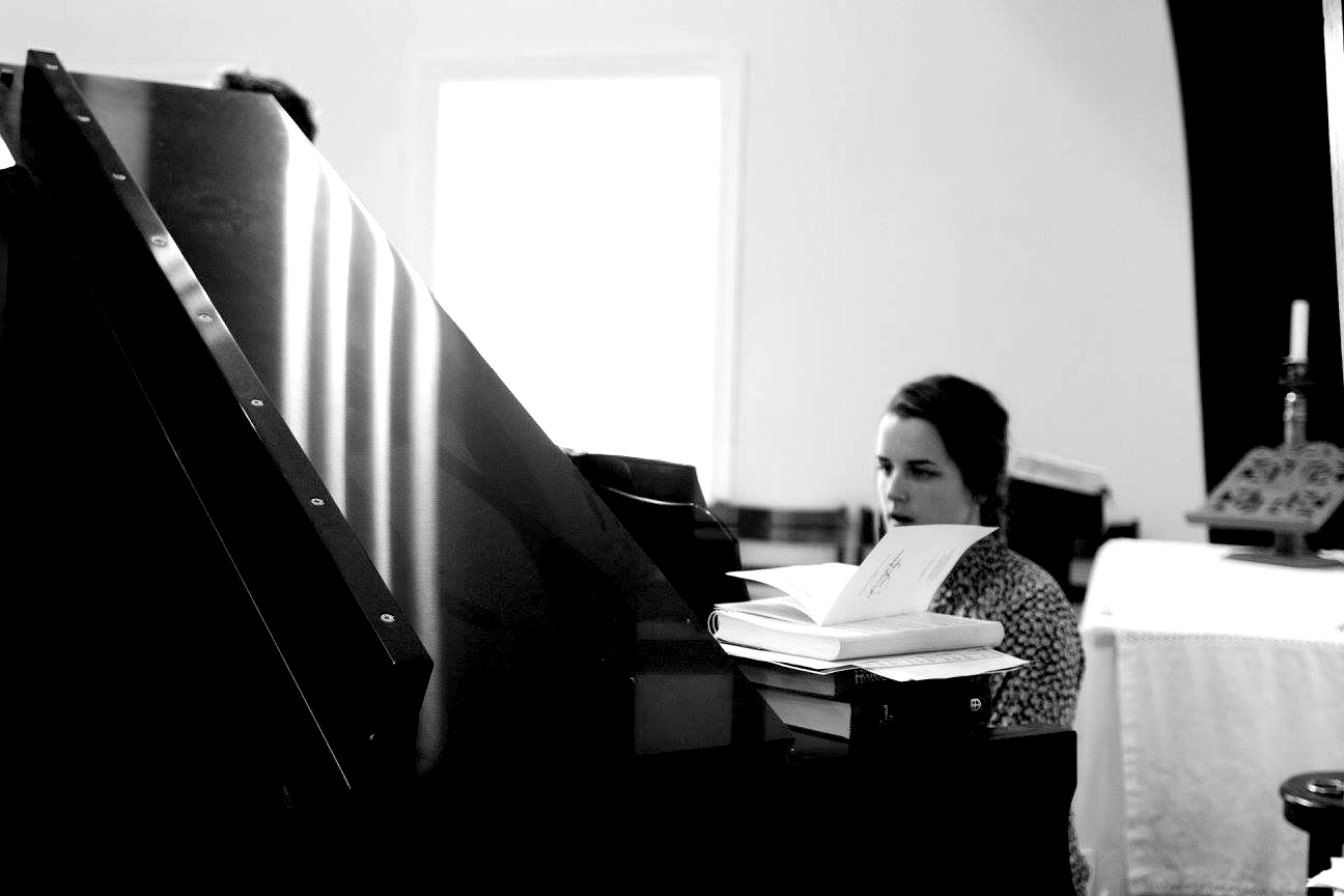 music annie bnw.png