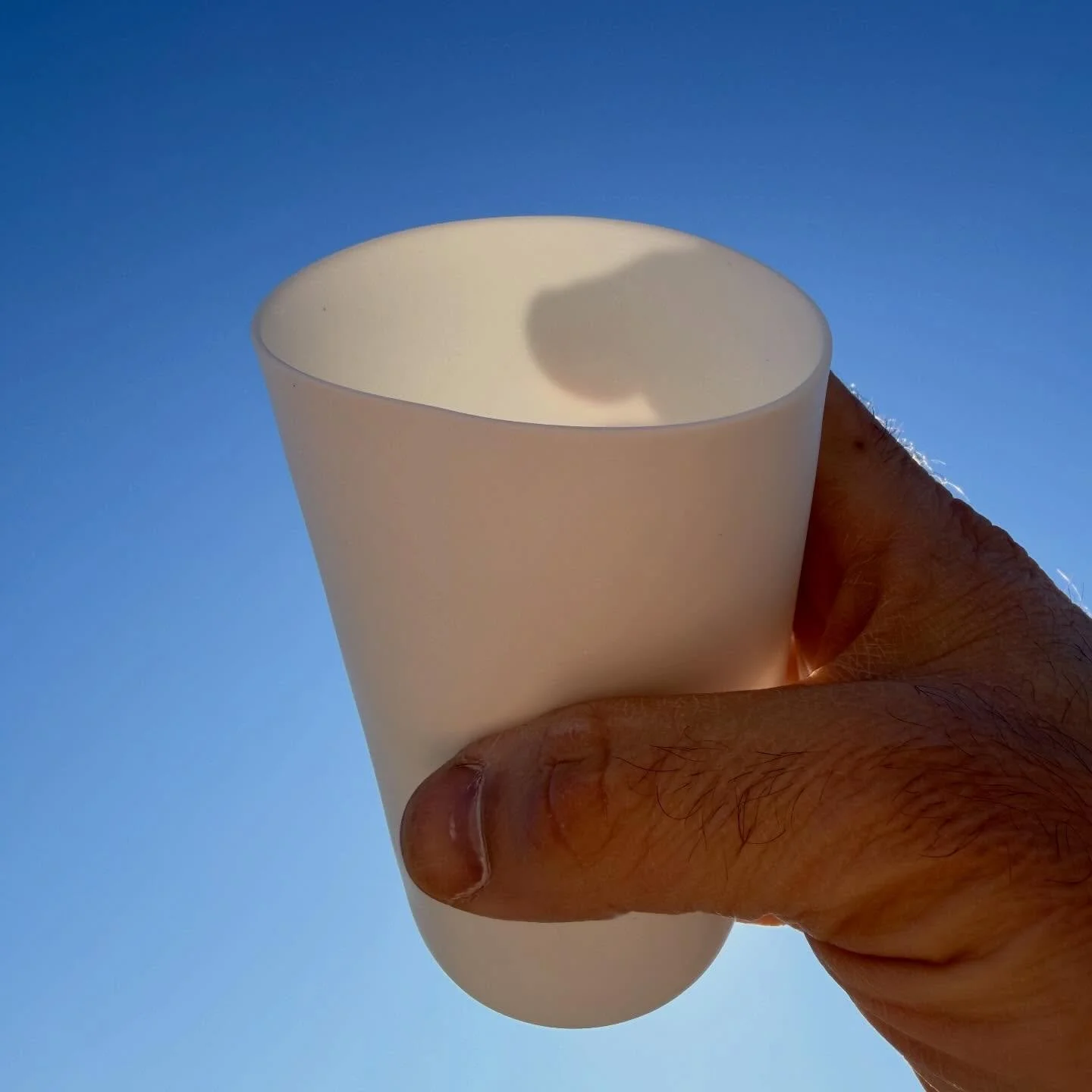 New bone china tumbler + blue sky 

#effectsoffarmingpracticesandanimalhusbandryonthematerialpropertiesofbonechina #tumbler #ceramics