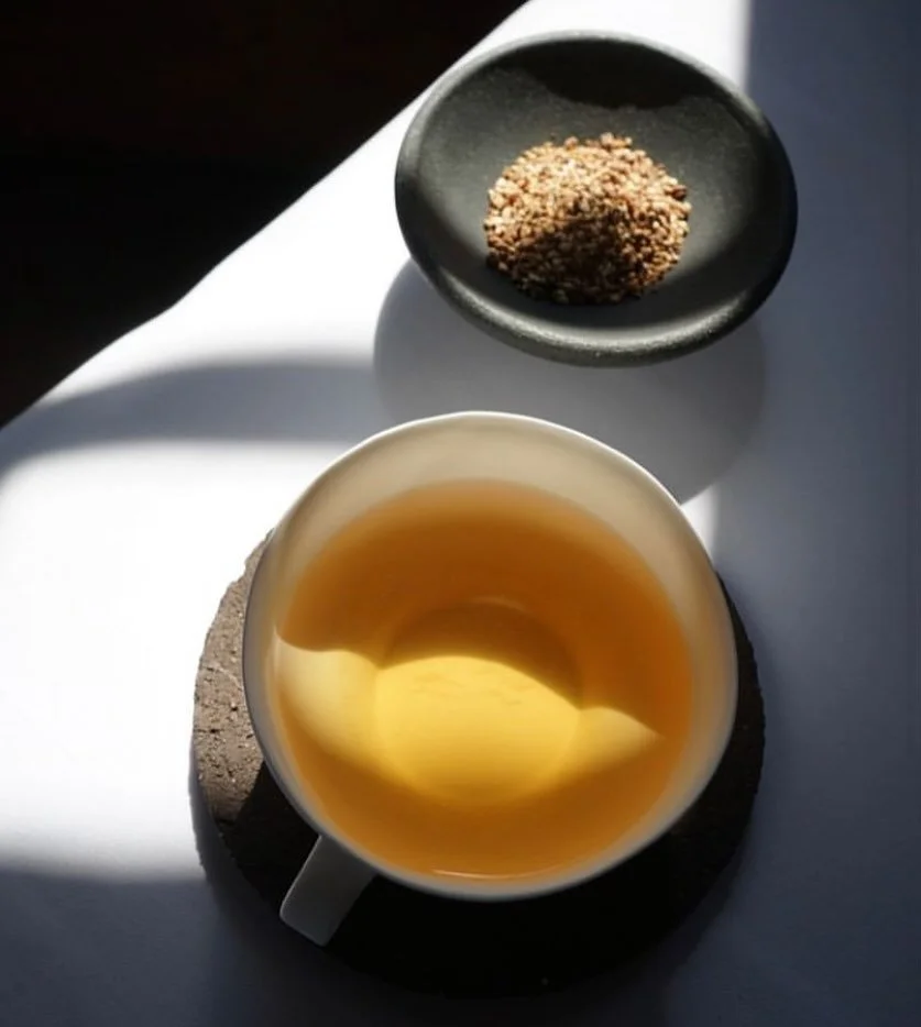 @bluehillfarm @stonebarns otto file corn grain tea in grass-fed bone china teacup with soil saucer and black porcelain chef&rsquo;s bowl

#ottofilecorn #ceramics #grassfedbonechina #tea #bonechina #chef #potter #farmer 

Image: @goddamnitdonovan
