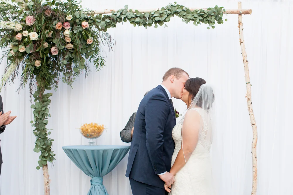 kiss-at-ignite-chicago-wedding