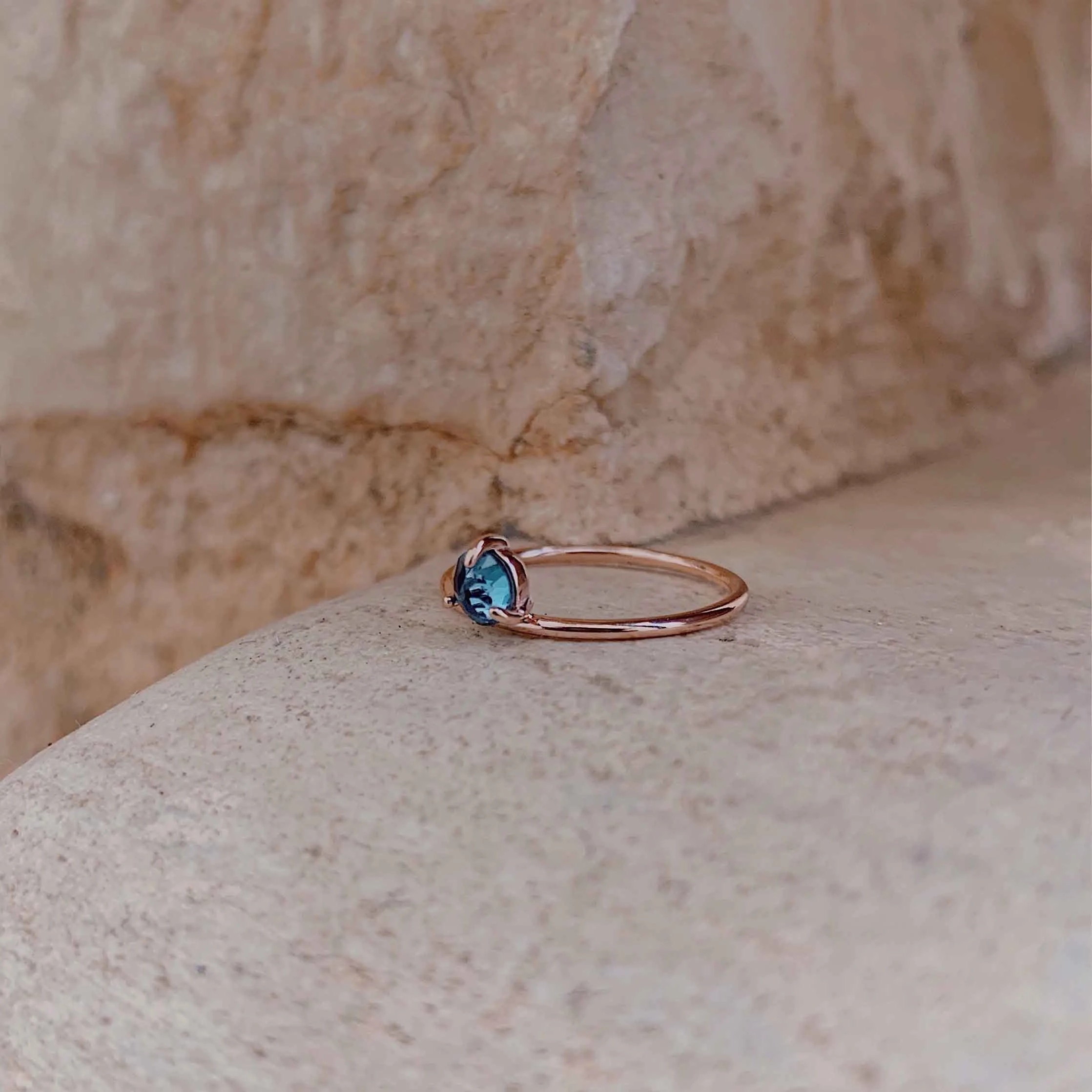 anello-tiny-dot-topazio-london-blu.jpg
