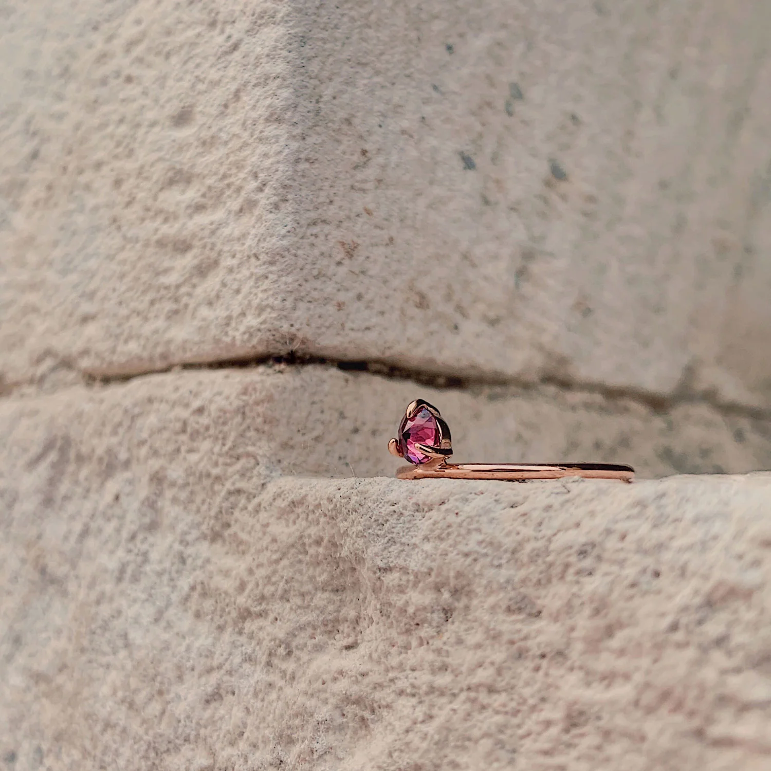 anello-tiny-dot-granato-rodolite.jpg