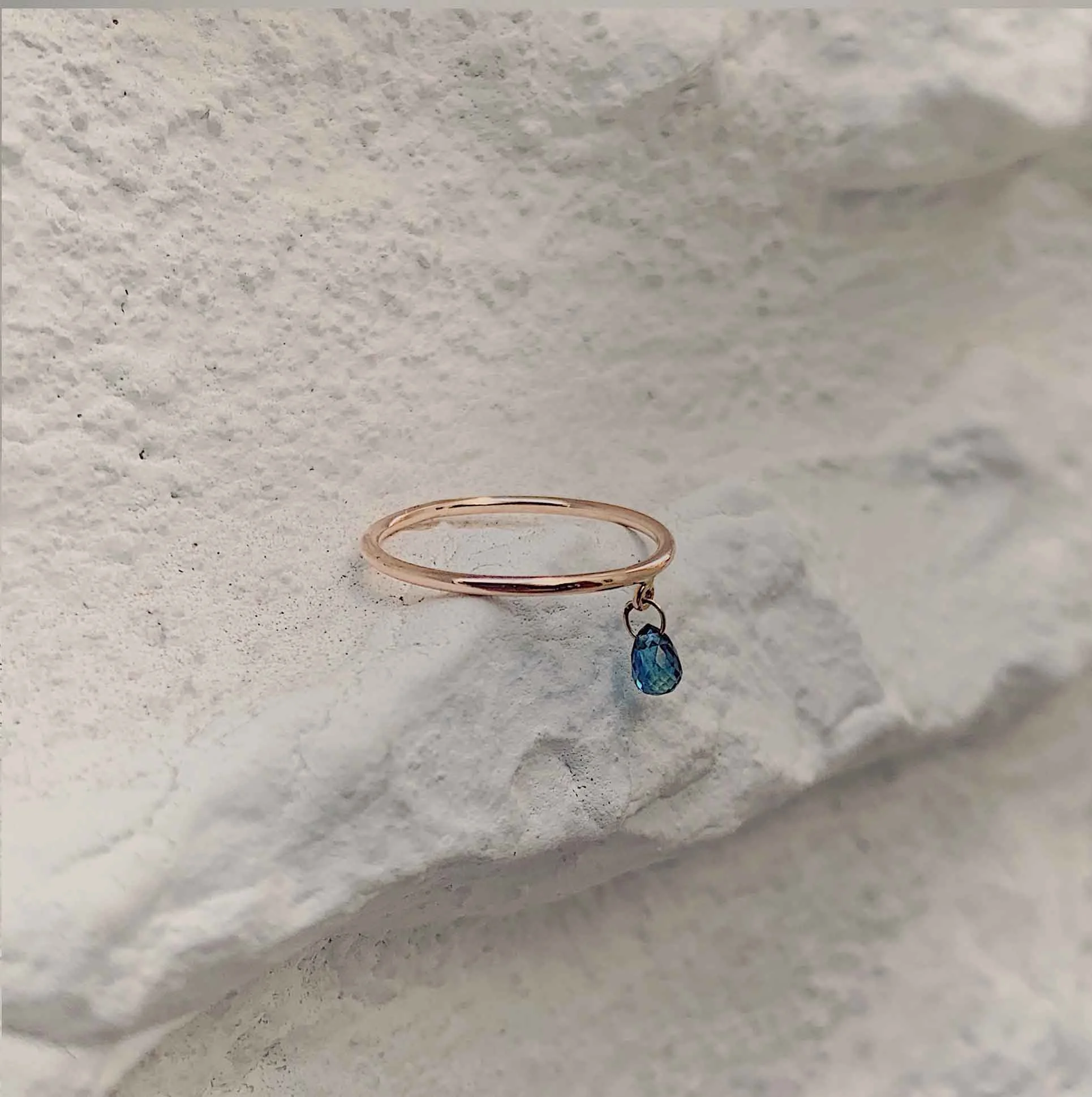 anello dancing drop zaffiro blu.jpg