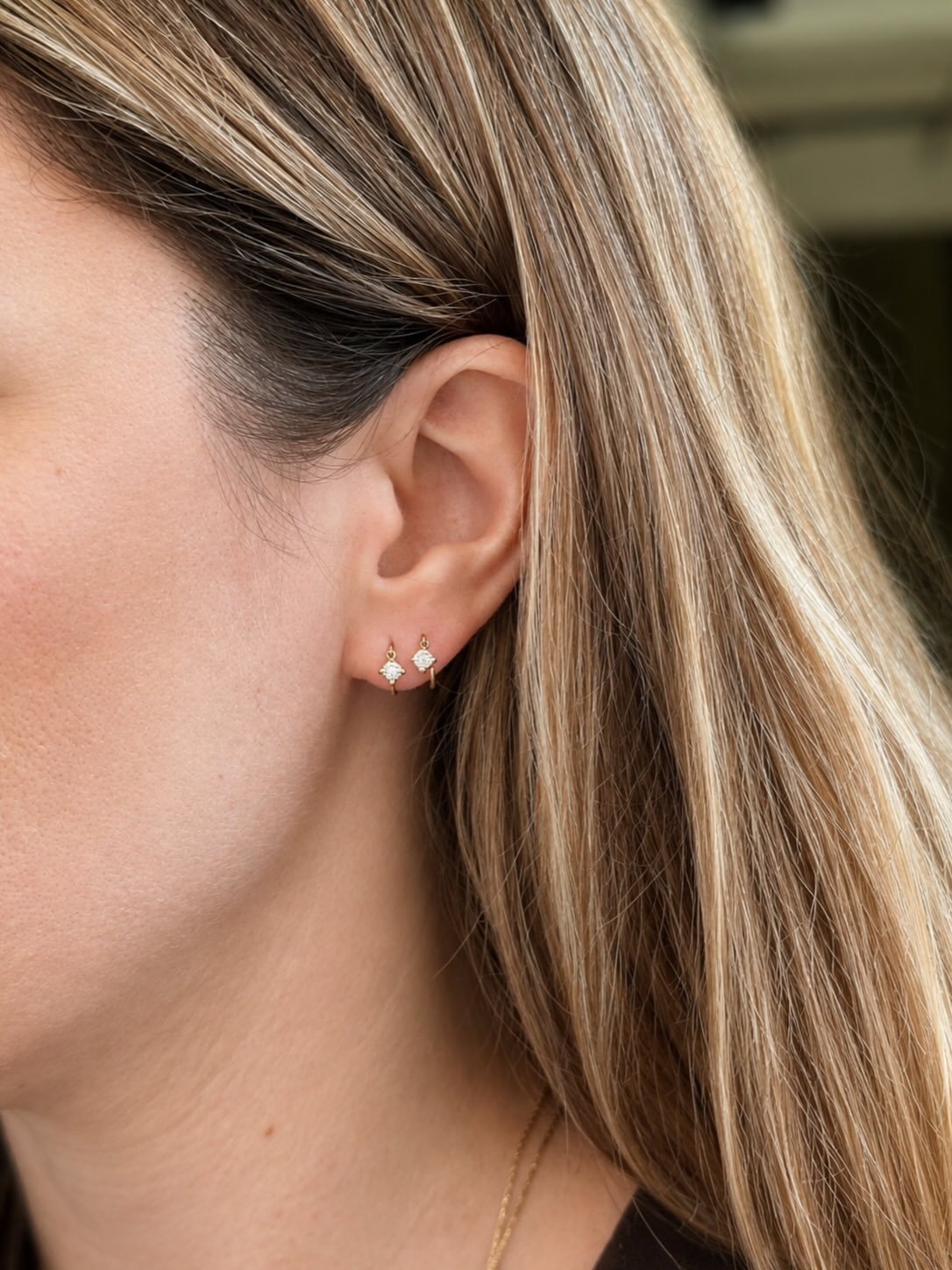 Non abbiamo mai cercato i diamanti pi&ugrave; bianchi. 
Ci siamo sempre lasciate guidare dall&rsquo;armonia.
Per questo scegliamo diamanti naturali light brown: una luce calda e discreta che dialoga naturalmente con l&rsquo;oro rosa. 
I nuovi Loop na