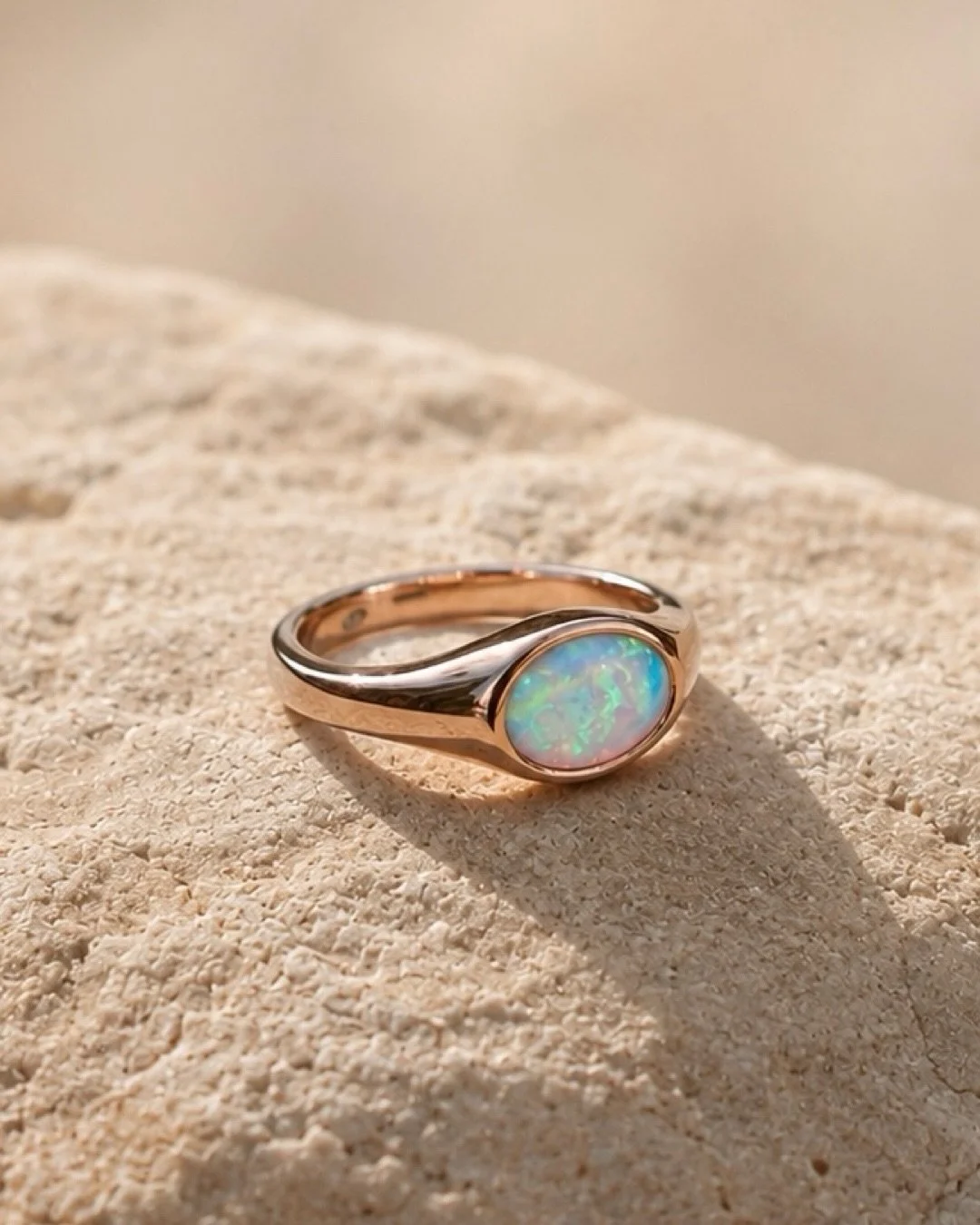 Lo chevalier nasce per raccontare una storia personale.
La nostra interpretazione parte dalle pietre: cabochon naturali scelti con cura, ognuno con una luce, un colore e un carattere propri.
Quale sceglieresti per istinto?