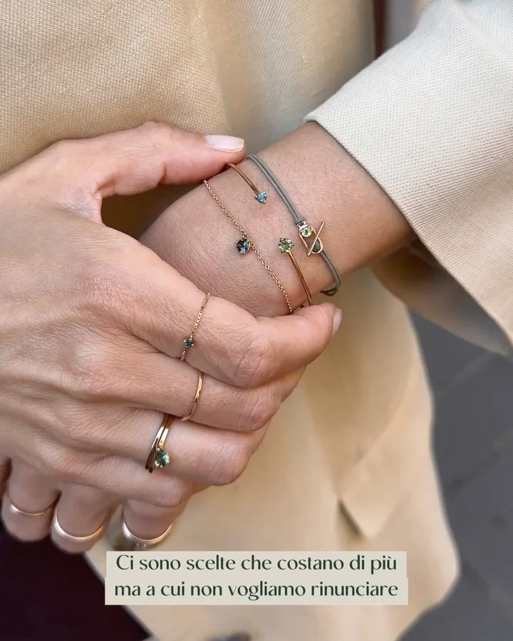 Dietro ogni nostro gioiello ci sono mani esperte, gesti tramandati nel tempo e una grande attenzione ai dettagli.
Scegliere di collaborare con piccoli laboratori orafi &egrave; per noi un modo di preservare e valorizzare un sapere prezioso. ✨