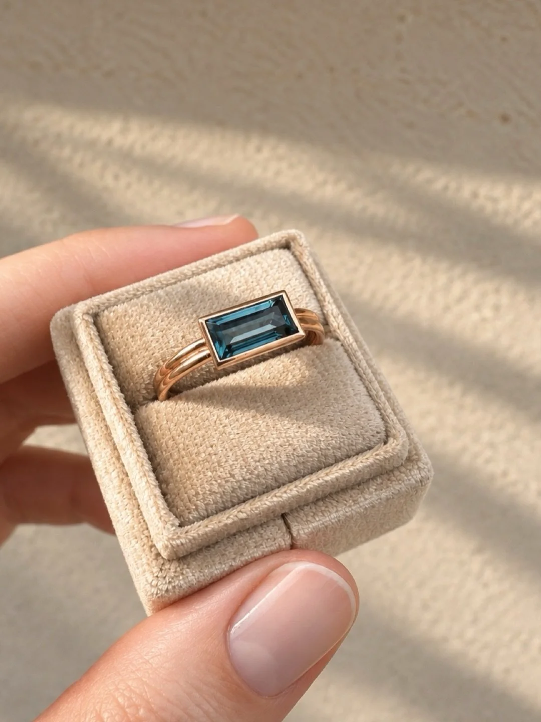 One of a kind ✨
Ci piace dare forma ai vostri desideri.

Come questo anello in oro rosa e topazio blu London, realizzato su misura per una cliente. 

Se avete in mente un gioiello che sognate da tempo, raccontatecelo. Ci piacerebbe realizzarlo insiem