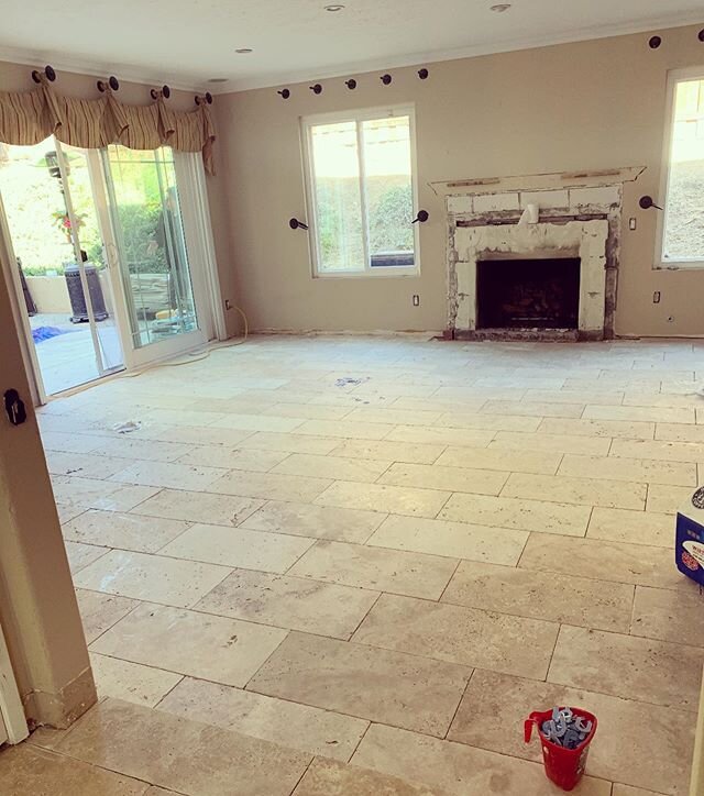 Oh, this ain&rsquo;t your boring early 2000&rsquo;s travertine tile flooring! @granixstone,inc. A lovely flooring and fireplace facelift for darling @feliciakappes lovely Tuscan style family home! .
.
.
#hellstromdesignworks #interiordesigner #interi