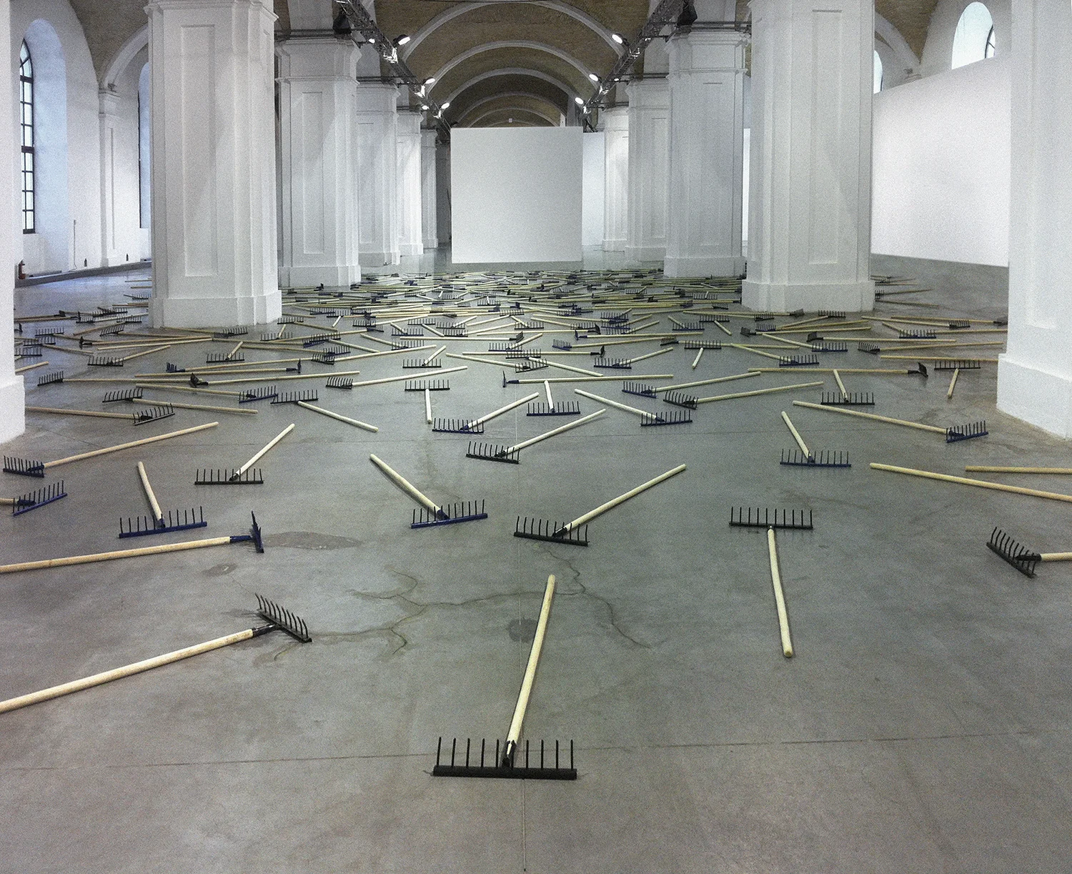 Installation of 350 rakes, which compulsively makes one thinking about each step. Do not step on rake 2014, installation. Raster lamps, wires, metal profile, dimensions variable
