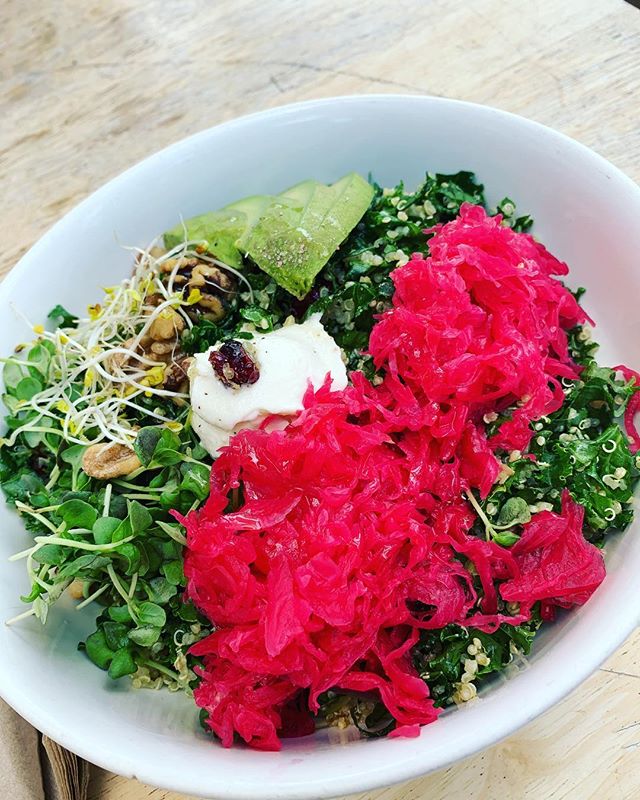 Lunch can be filling AND delicious (oh and colorful ☺️). I don&rsquo;t like to feel restricted so I fill up on veg and protein. #pinkslaw #avoforlife #kaleme #microfien #walnutmybrain #quinolove