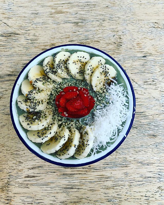 Just pretty. I don&rsquo;t normally encourage these bowls but sometimes indulging and sharing with a friend can be yummy 😋 #moderation #color #natural #health #fruit #acaibowl