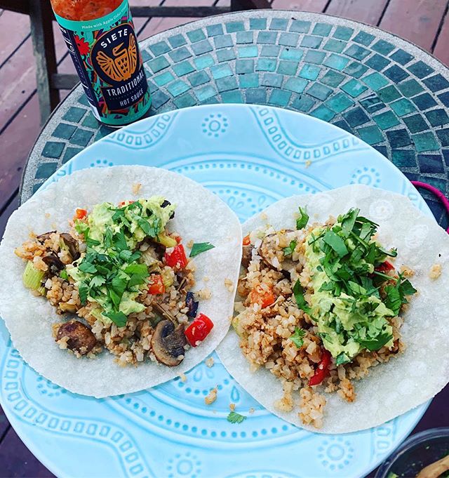 Gluten free, veggie taco concoctions. #friendswhocook #freshaf #summermealsoutside #cauliflowerriceinthis ! 🌮🥬🥒🥑🥕