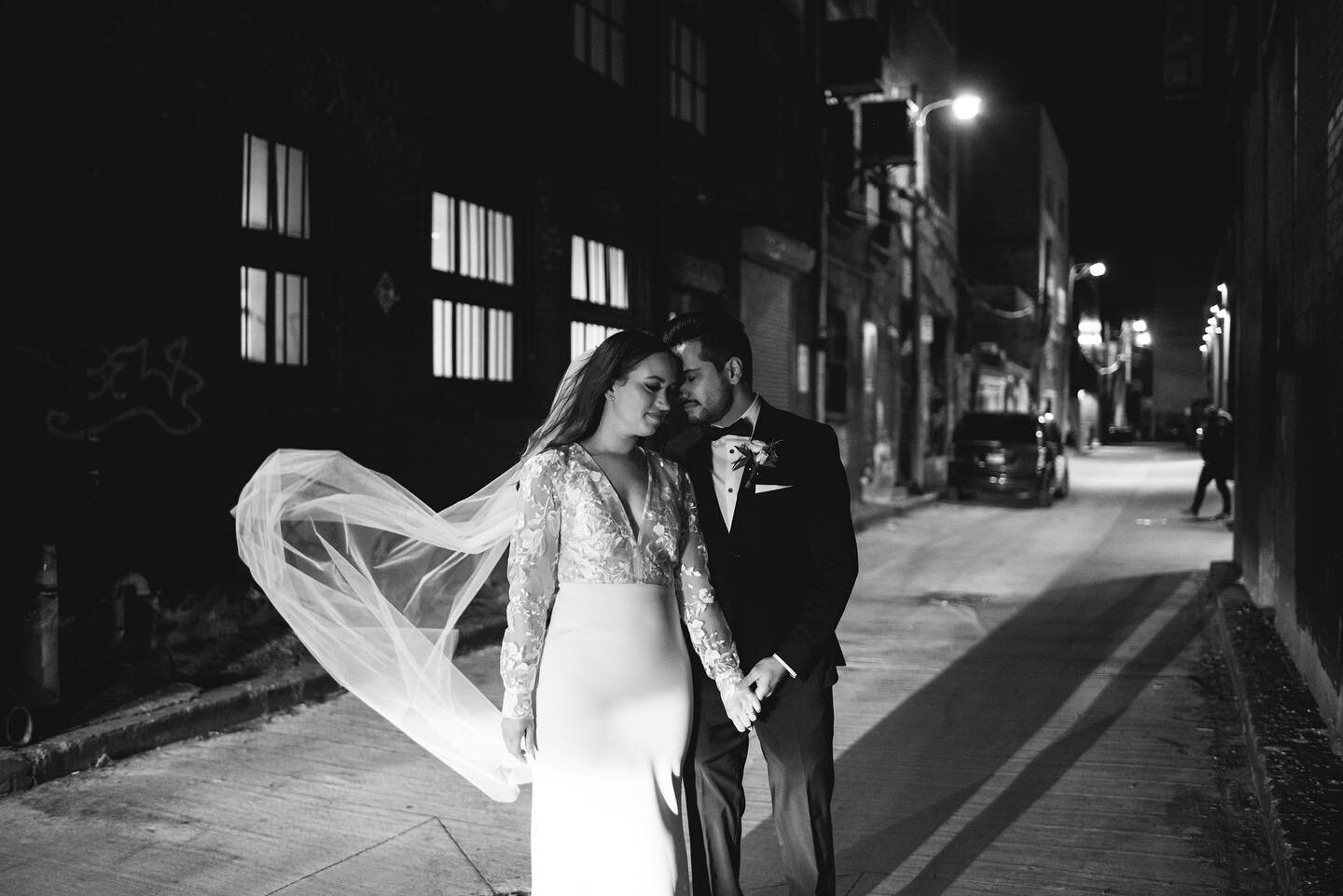 These photos are all thanks to the headlights from the car parked in the alleyway. It was absolutely freezing outside but these two didn&rsquo;t let it stop me from getting creative after the sun went down ✨

#algonquinweddingphotographer #bowmanvill