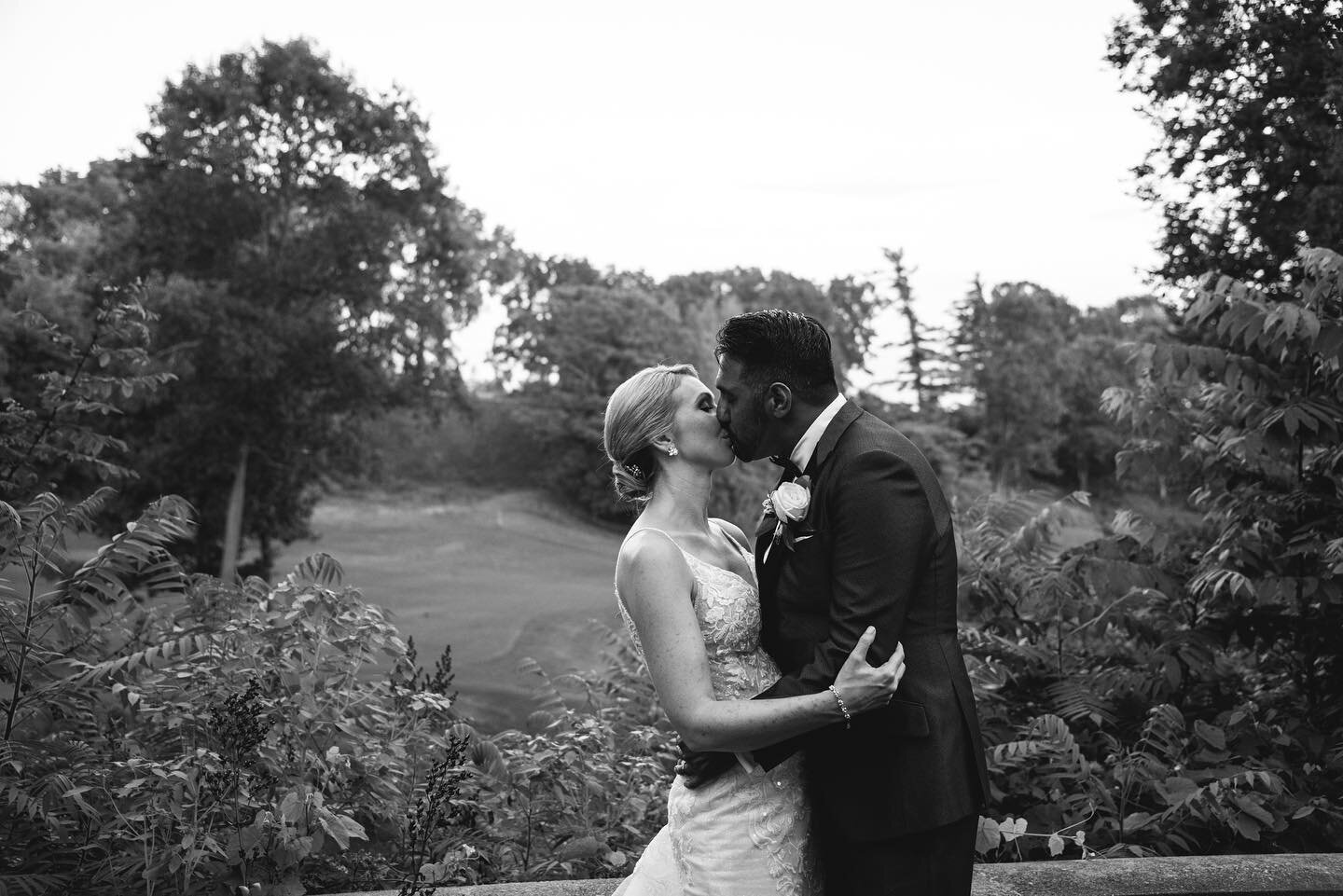 I&rsquo;m getting really excited for wedding season while simultaneously trying to live in the now and appreciate the slower pace of winter. For now I&rsquo;ll reminisce over all the amazing weddings from last year, like this one at @penrynpark ✨

#a