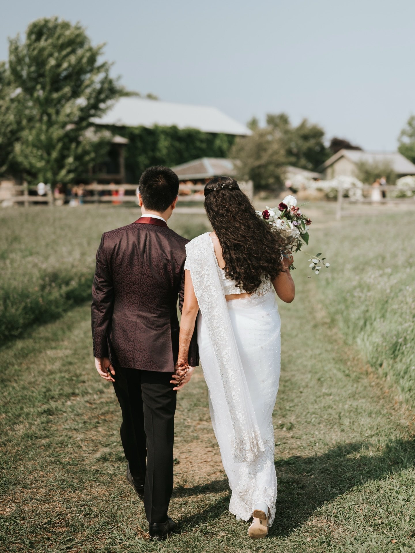 This second photo is one of my favourite candid shots from last year.
Aditi &amp; Josh walking into cocktail hour after their portraits and all their friends and family greeting them with excitement ☺️