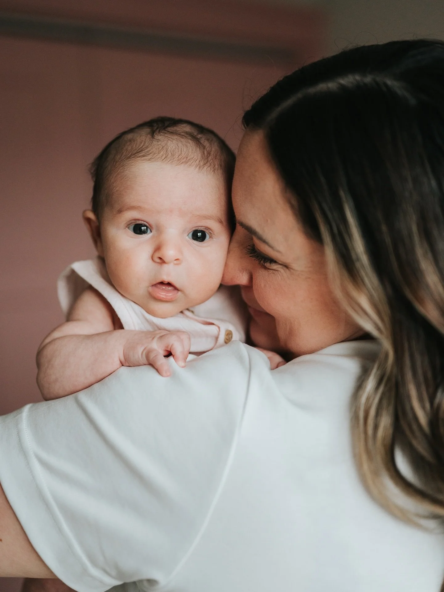 Being welcomed into someone&rsquo;s home, hearing their stories, and capturing those first moments with a newborn is always such a special experience 🤍

A privilege I never take lightly and always deeply appreciate.

Durham region newborn photograph
