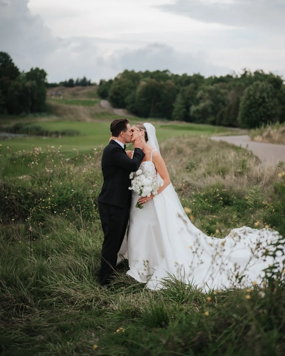 Sara &amp; Cosmo 🌼 

Florals: @aspenflorist 
Venue: @eaglesnestgolf 
Video: @kenzerama_productions