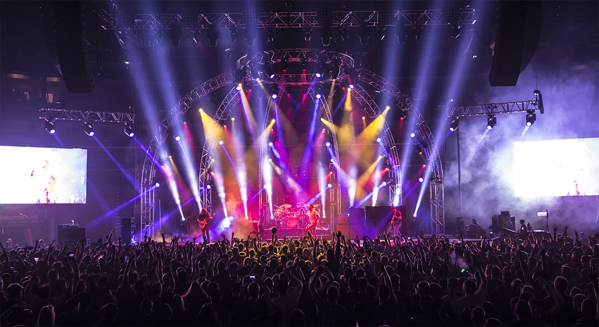 whole band set 1 with pit crowd copy.jpg