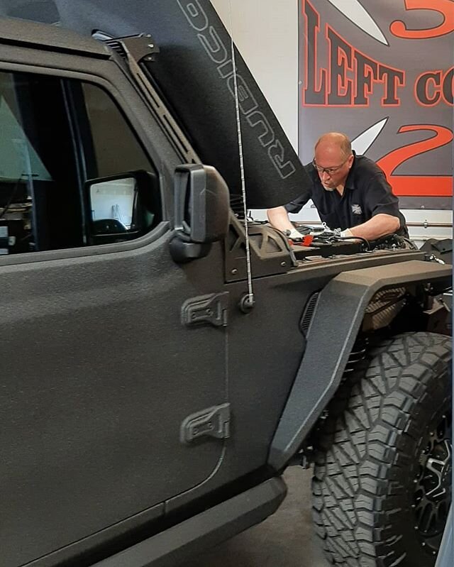 Magnuson Monday💪💪💪
🔥
🔥
Todd is elbows deep into this install already...tag a  JEEP beast owner⬇️⬇️⬇️
🔥
🔥
#magnusonsuperchargers
#TVS1900
#JEEPGLADIATOR
#RUBICON
*
*
For specs and info: leftcoast32@gmail.com