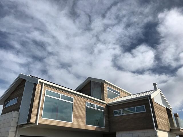 Great way to end the week with some epic louvre screens installed 🤩
.
.
.
🔨 @jbh_building 
#boshierengineering #mountmaunganui #bayofplenty #papamoa #fabrication #aluminium #louvre #architecture #architecturelovers #architectural #welding #nzwelder