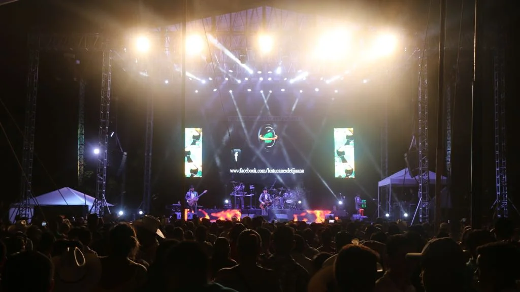 TEATRO DEL PUEBLO DE LAS FIESTAS PATRONALES: TAMPAMOLON DE CORONA, SAN LUIS POTOSI