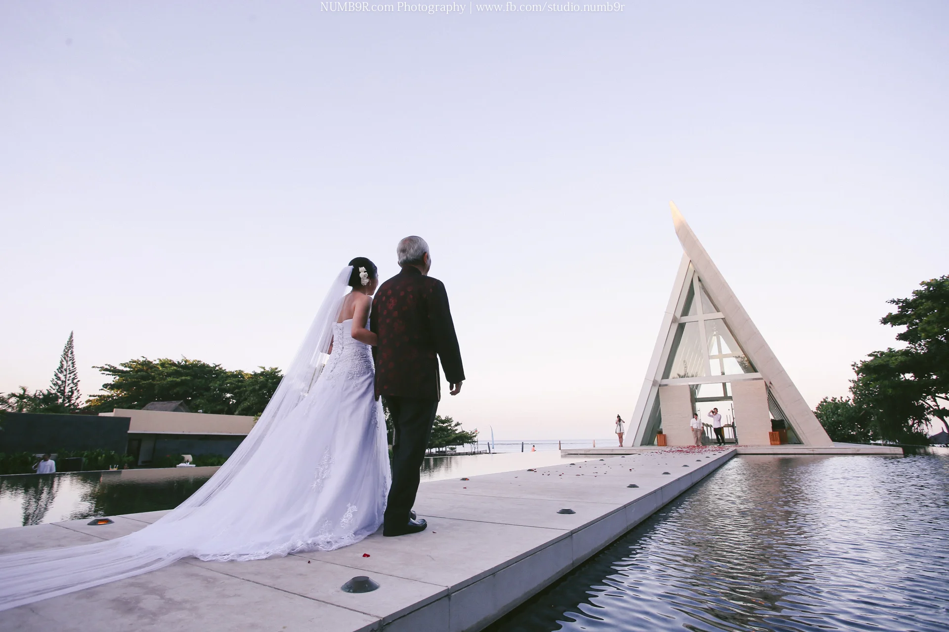 studio_numb9r_wedding-bali-beach-conrad-infinity-church-slideshow-FB-359.jpg