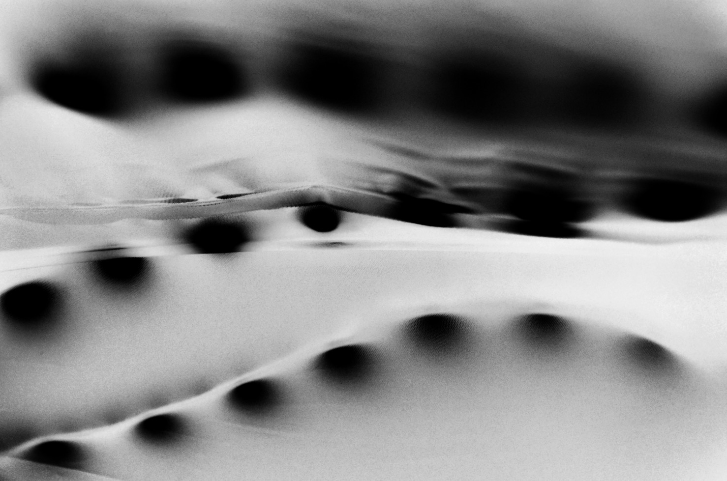 NONI ZHANG La inspiración de Noni surge de su propia historia y del entorno que le rodea. Sus vías de expresión son la fotografía, la pintura y la escultura. El centro de su obra son las lineas puras a las que añade un elemento disruptivo. view more...