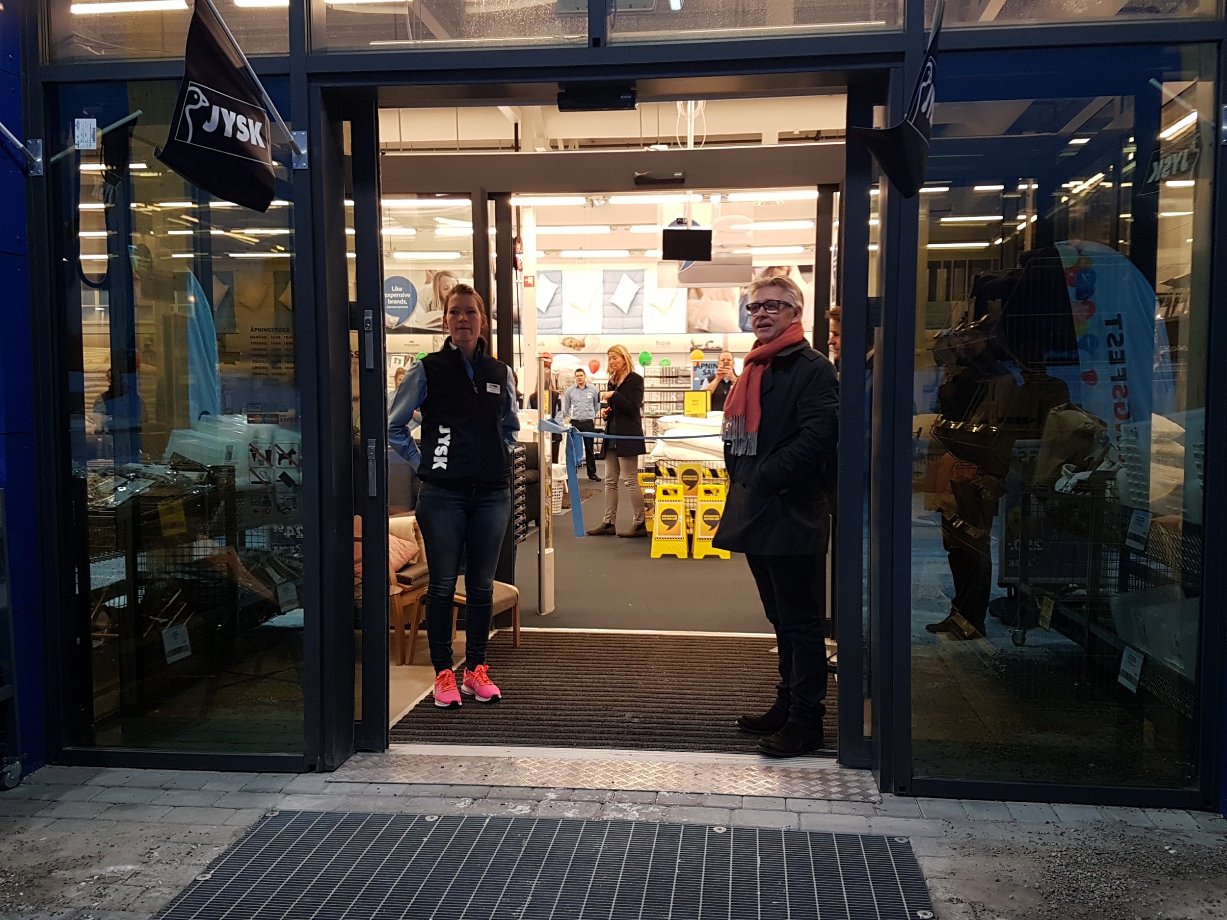 Rolf-Harald og butikksjefen for Jysk