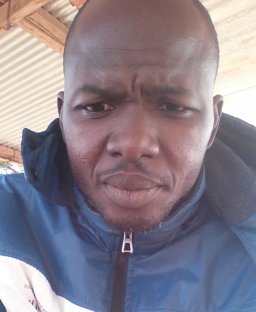 Adama Sawadogo er en lærer Per Tore fikk kontakt med under ett av besøkene i Burkina Faso. Vi kommuniserer jevnlig med Adama om hvordan livet er. 