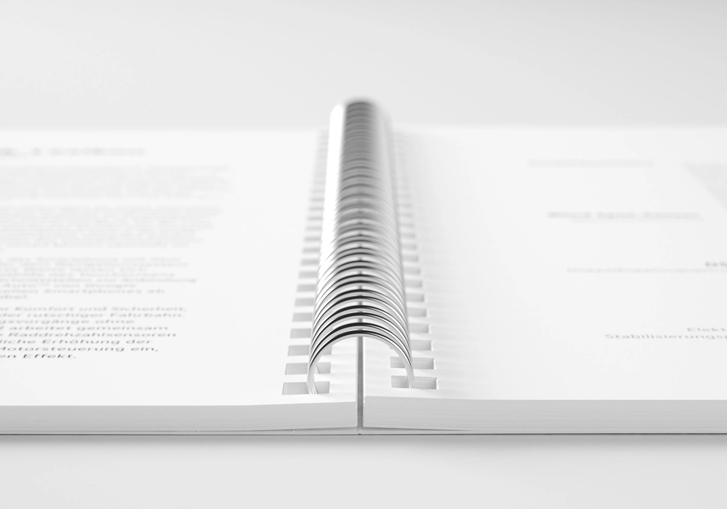 … und gutes Handling mit flach aufliegenden Seiten