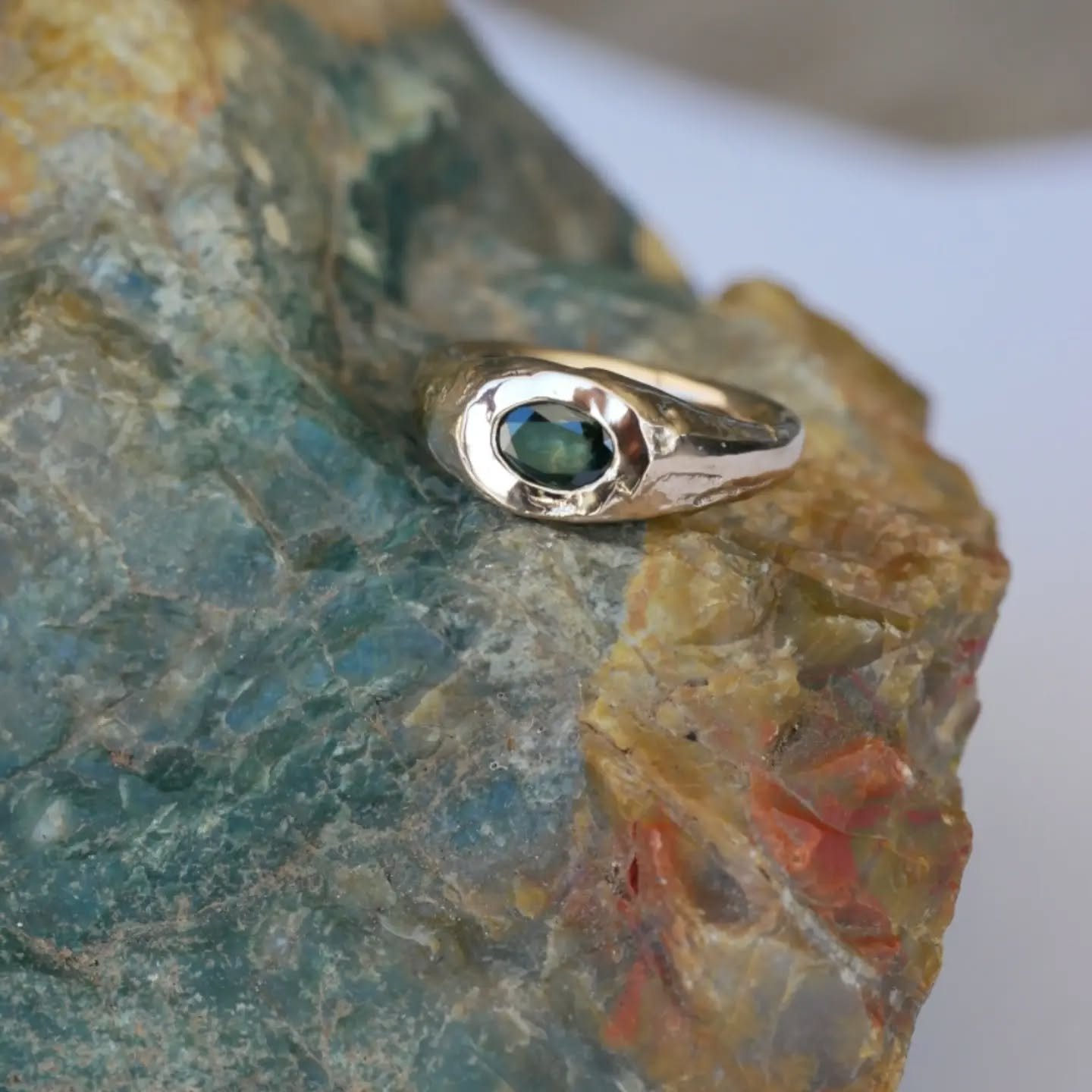 A ring celebrating renewal, welcoming new chapter with lightness and joy ✨ thanks for your trust on this one @ha.de.balle 

Most previous blue/ green parti sapphire, hand carved in wax, 9k yellow gold sandcast and expertly set by hand after polishing