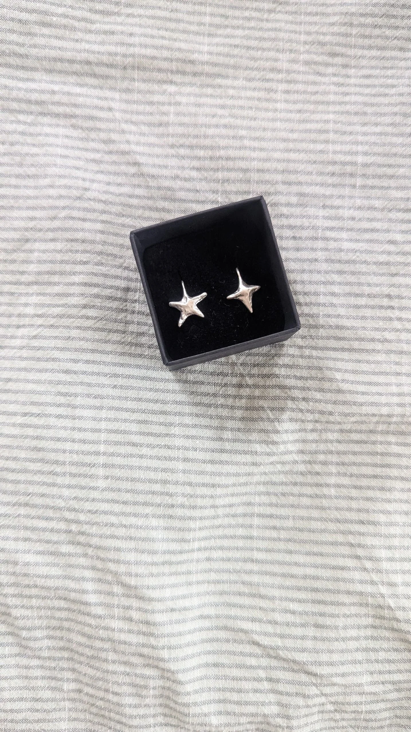 Asymmetrical star hooks