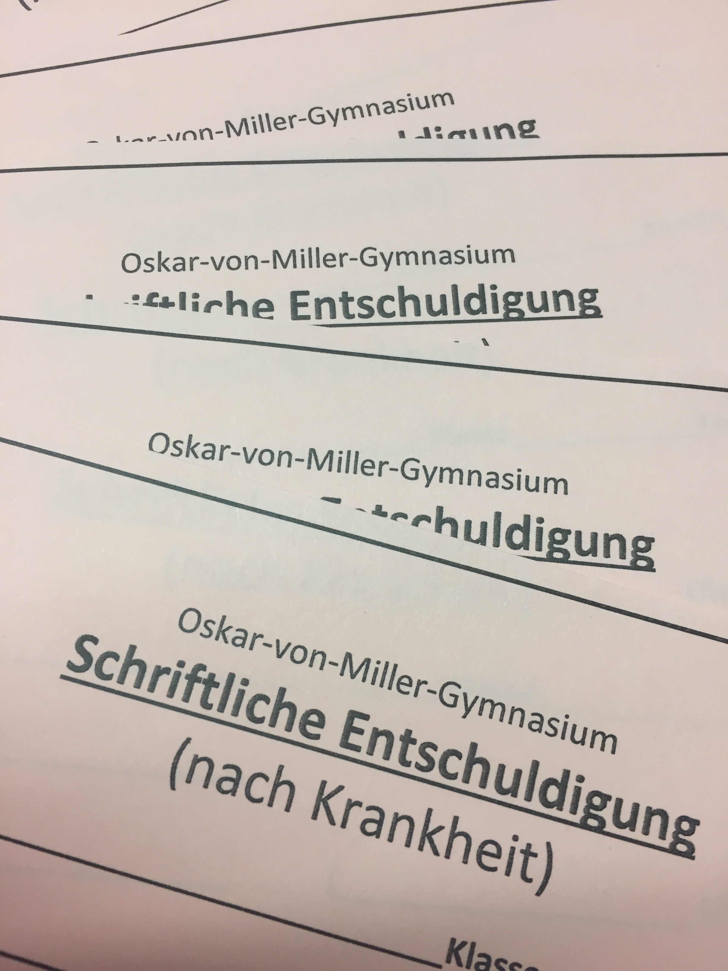 Auch die rosaroten Entschuldigungszettel können sie nach wie vor als schriftliche Entschuldigung verwenden.