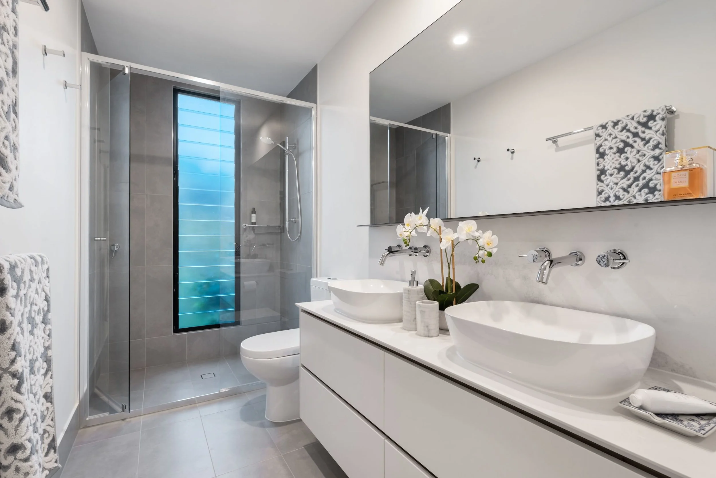 The Benefits of a Walk-in Shower in Your Bathroom