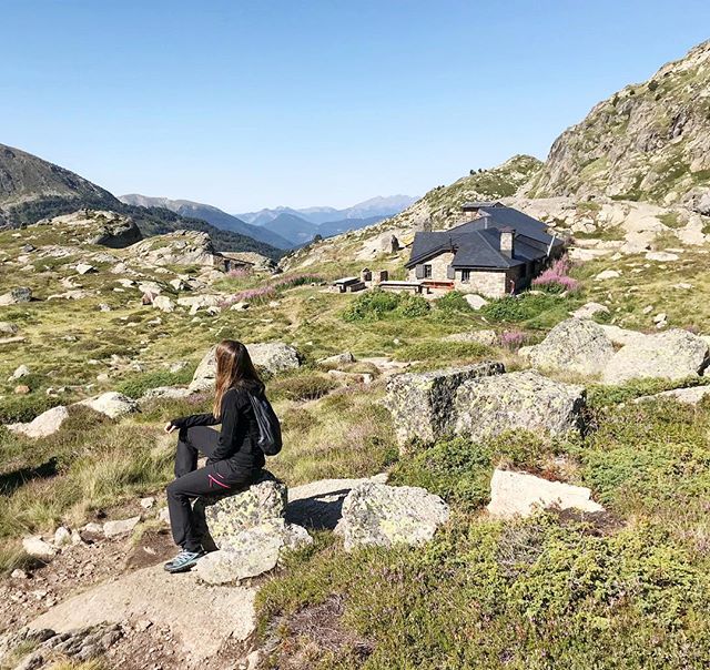 Muchos nos hab&eacute;is preguntado si subir al lago Juclar es complicado 🏔 As&iacute; que os hemos escrito un art&iacute;culo al respecto (link en la bio☝🏻) pero tened en cuenta que la dificultad es media y la duraci&oacute;n de la excursi&oacute;