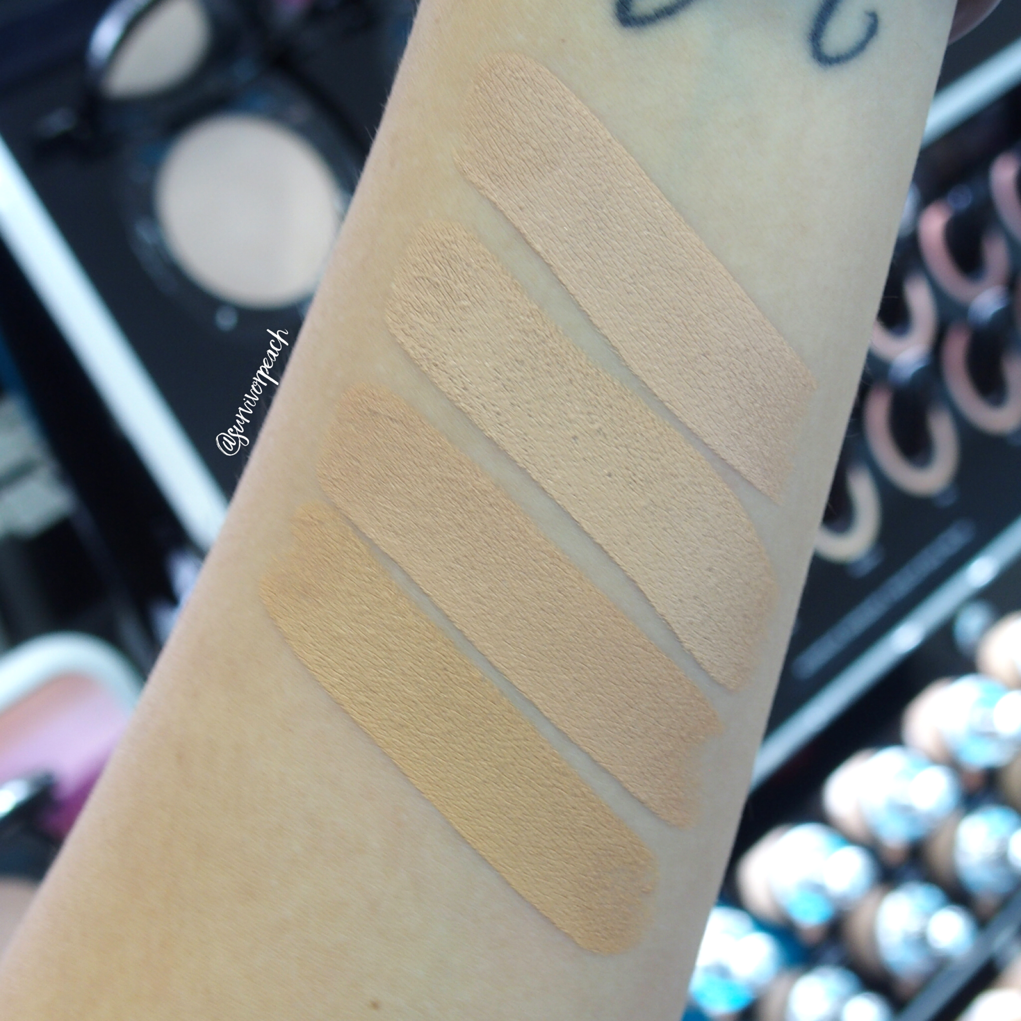Marc Jacobs Accomplice Concealer & Touch Up Stick swatches - Medium