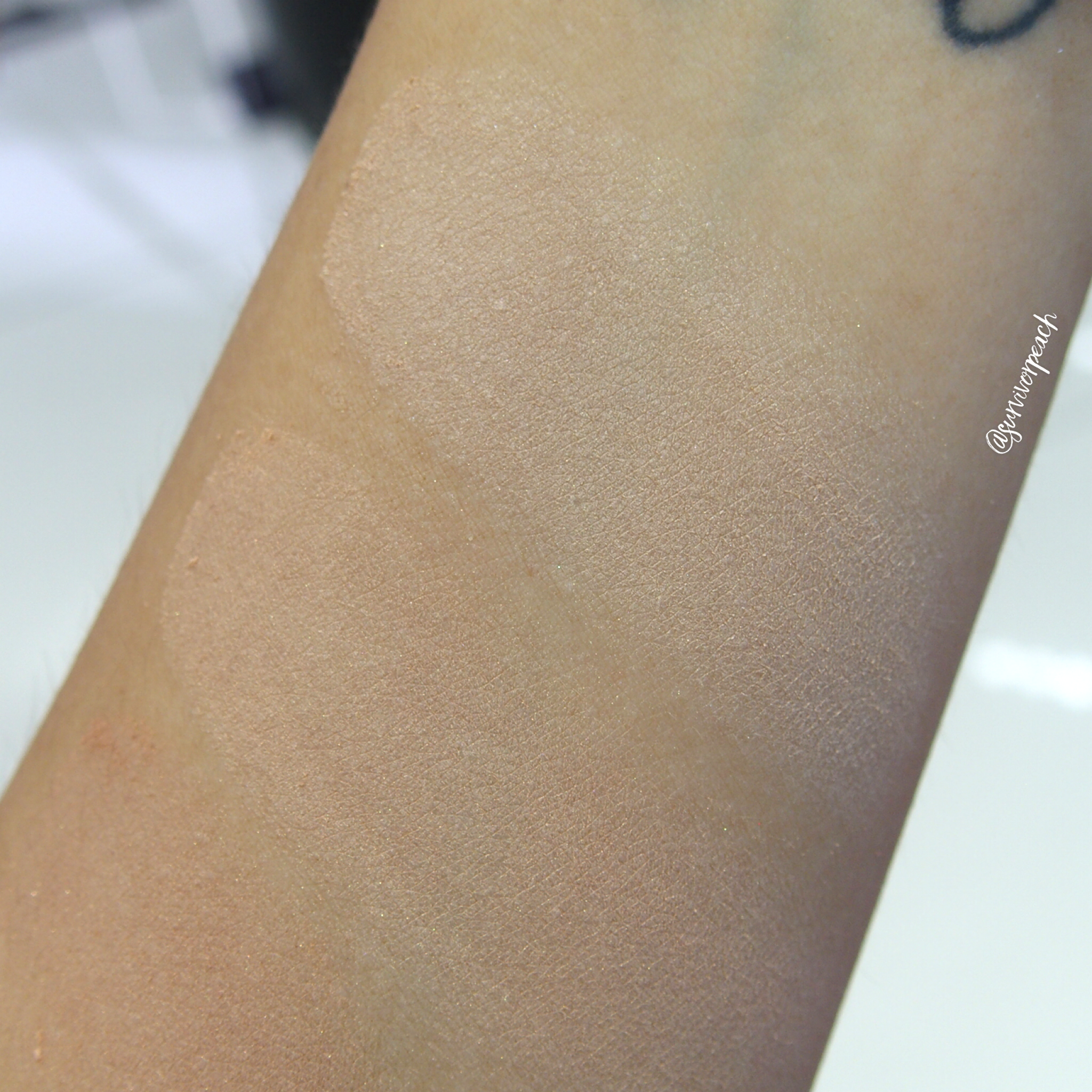 Marc Jacobs Accomplice Instant Blurring Beauty Powder swatches
