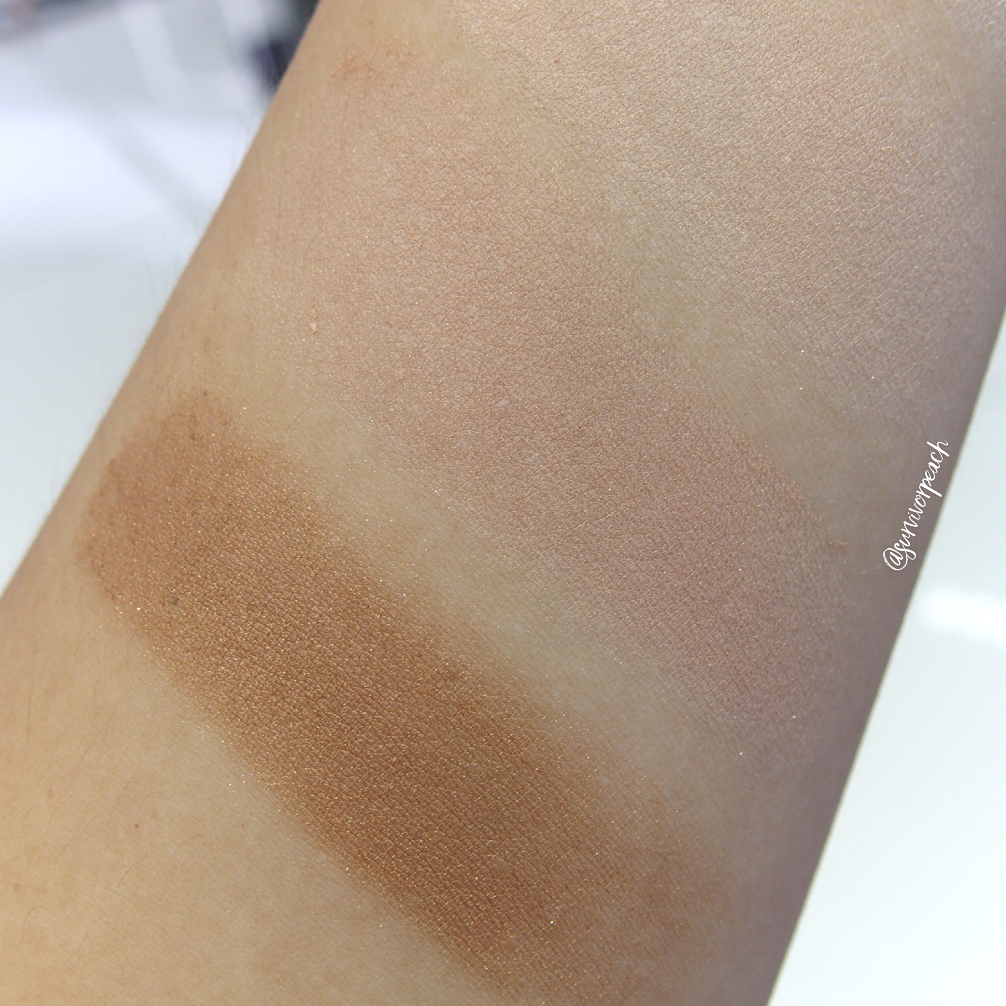 Marc Jacobs Accomplice Instant Blurring Beauty Powder swatches