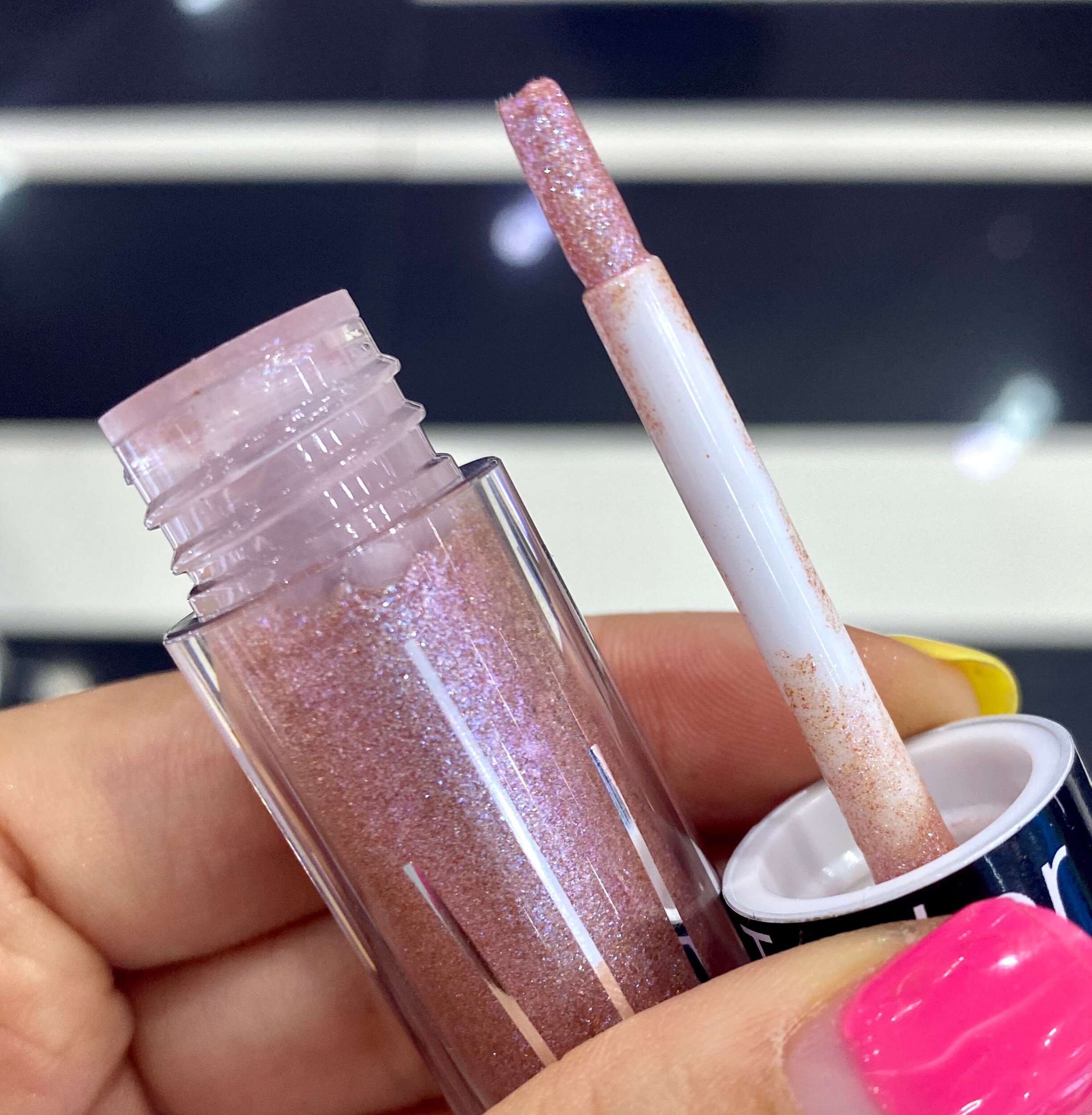 Becca Cosmetics light gleam™ primer &amp; topper liquid eyeshadow - Refract