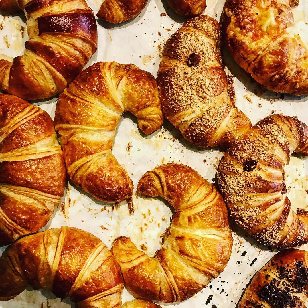 It&rsquo;s Friday! 🙌🙌🙌 #treatyoself #croissantsfordays #torontofoodie #bakedinhouse #torontofood #cafelife #coffee #pastry #bakedfresh #chocolate #onion #almond #flavours #torontobrunch #breakfast #tgif #coffeeshop #tastethesix #tastetoronto #blog