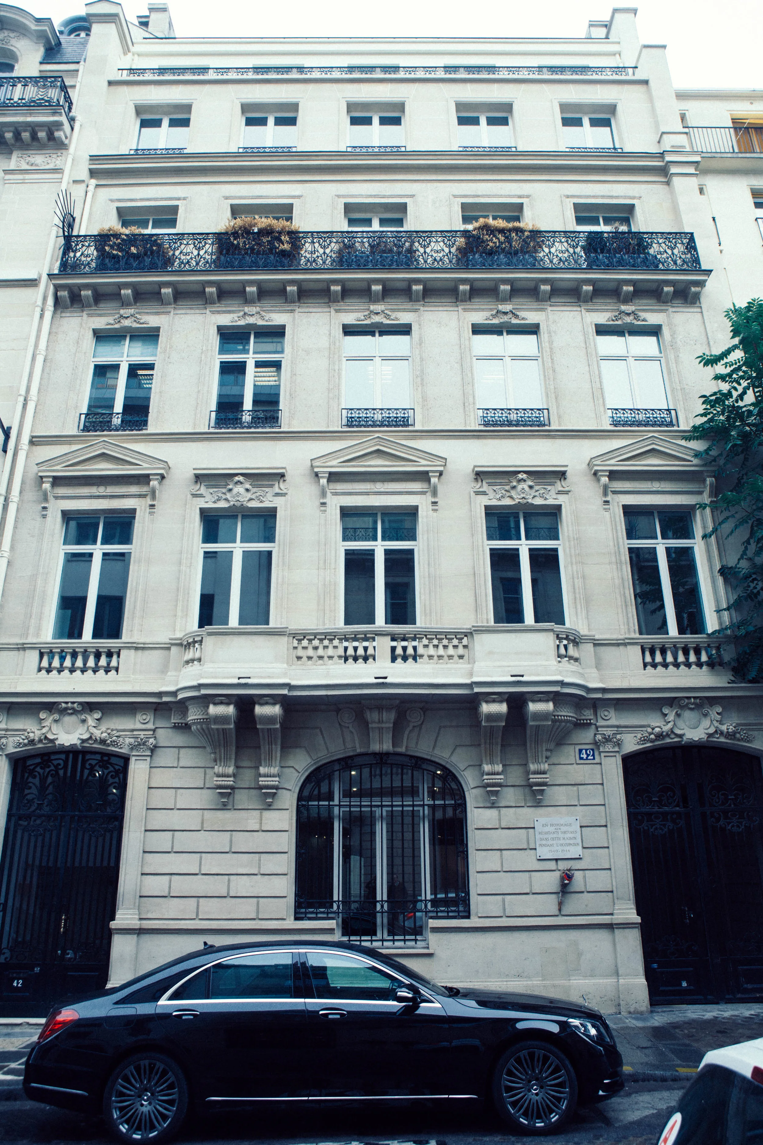 ....42 rue de Bassano, 75008 Paris..42 rue de Bassano, 75008 Paris - 2 minutes walking distance from the Champs Elysées ....