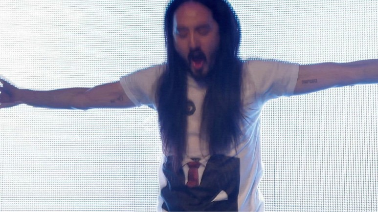 UNLIKE CITY GUIDES Avant Garde Diaries Steve Aoki - Spirit shaped by music
Flying cakes, champagne showers, thousands of party people: Steve Aoki’s gigs are over the top and unpredictable, and that’s precisely the point. Born in Miami in 1977, Aoki can be called one of the most successful DJs and music producers of today. Through his label, MAKRecords, Aoki has helped shape the trajectory of electro-house music for the past 15 years. His creative output is all the more extraordinary when you look at his tour schedule; Aoki plays around 250 gigs a year, but still finds time to release records, do remixes, design for his ownMAK clothing line, and even make an entry to the Avant/Garde Diaries .