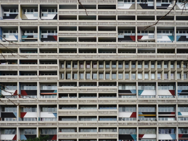 UNLIKE CITY GUIDES Let The User Speak Next
A new installation at Corbusierhaus explores the similarity between that building and a near-identical one in France, Cité Radieuse , both built by architect Charles-Édouard Jeannere, better known as Le Corbusier.
LET THE USER SPEAK NEXT / DAS WORT HABEN DIE BEN ÜTZER / LA PAROLE EST AUX USAGERS is an exhibit that intertwines experience, sound, and space, in and around these modernist structures.
The Vernissage was on Aug. 23 at 19:00 and featured music by Berlin’s own experimental Ensemble Zwischentöne . Now, guided tours of the installation are available on select dates through the first weekend of September for €10 (€7 reduced). Email tickets@operdynamowest.org or call 030 40 98 31 95 to get in on the action. For detailed information, see the press release .