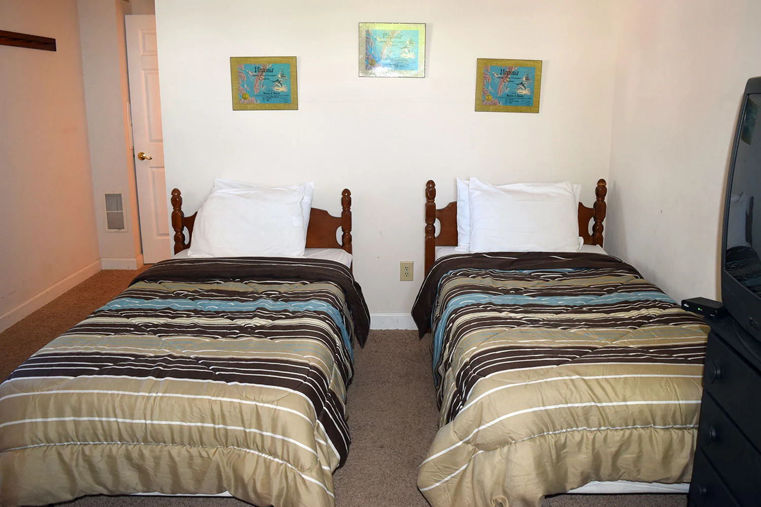Dolphin Room 25