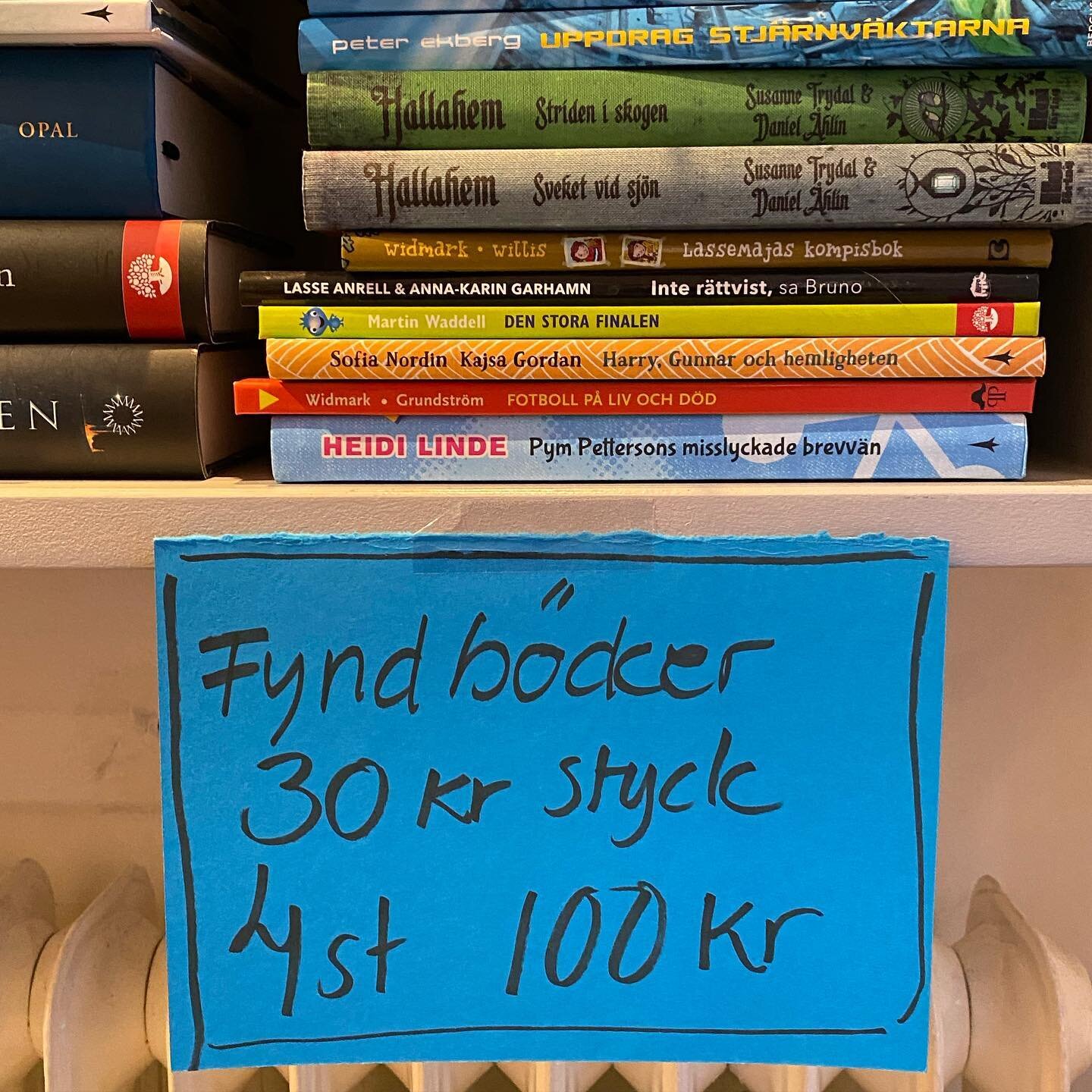 Slutspurten p&aring; v&aring;r fyndrea. Alla fyndb&ouml;cker nu f&ouml;r 30kr eller 100kr f&ouml;r fyra stycken - oavsett tidigare pris. V&auml;lkomna in och fynda!
🔹
🔷
🔹
#l&auml;stips #barnbokstips #barnbok #bokhandel #s&ouml;dermalm #stockholm @