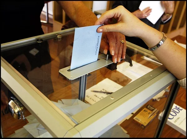 Analyse - Les "primo-votants" de 2017, entre défiance et recomposition politique