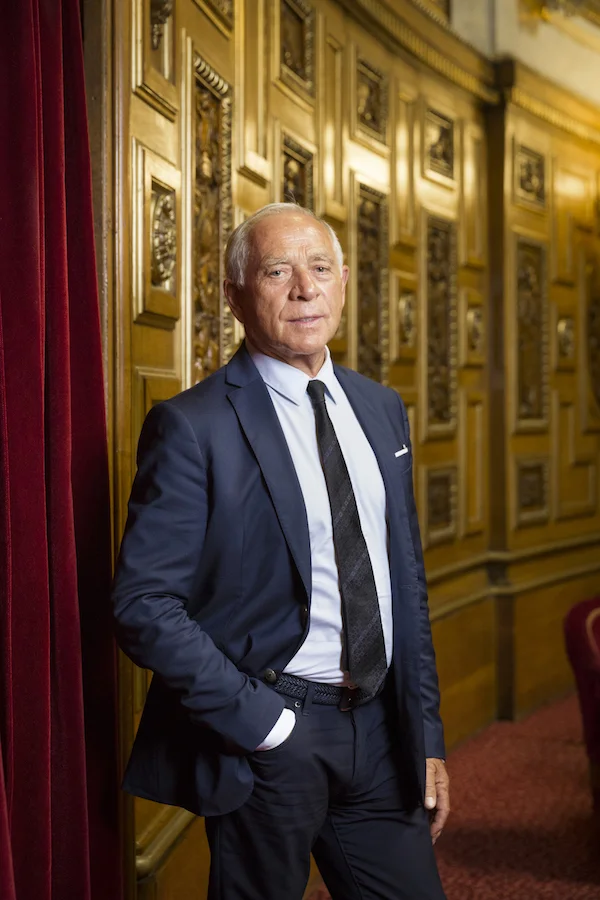 François Patriat Vétérinaire de formation, François Patriat a commencé à militer au PS en 1974. Conseiller général dès 1976, il devient député en 1981 puis maire de Chailly-sur-Armançon en 1989. En 2000, il entre au gouvernement comme secrétaire d'Etat aux PME puis ministre de l'Agriculture et de la Pêche. Président de la région Bourgogne en 2004, il est élu sénateur de la Côte-d'Or en 2008 et réélu en 2014. A la fin du mois de juin 2017, il crée le groupe parlementaire La République En Marche au Sénat, dont il prend la présidence. 