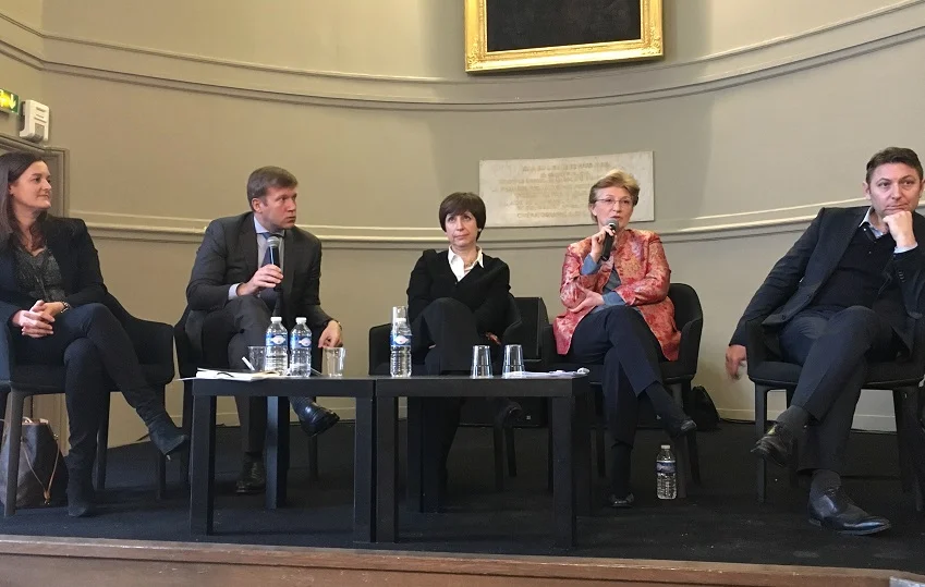 De gauche à droite : - Cécile Hulot , Talent Sourcing & Acquisition Director EMEAR, Dassault Systèmes - Axel de Schietere , Principal, Heidrick & Struggles - Françoise de Metz-Noblat , Partner, Amrop - Isabelle Mounier-Kuhn , Associée OasYs & Consultants - Yann-Etienne Le Gall, Directeur Général Adjoint Groupe, RH, Communication & Organisation, Groupe Rocher